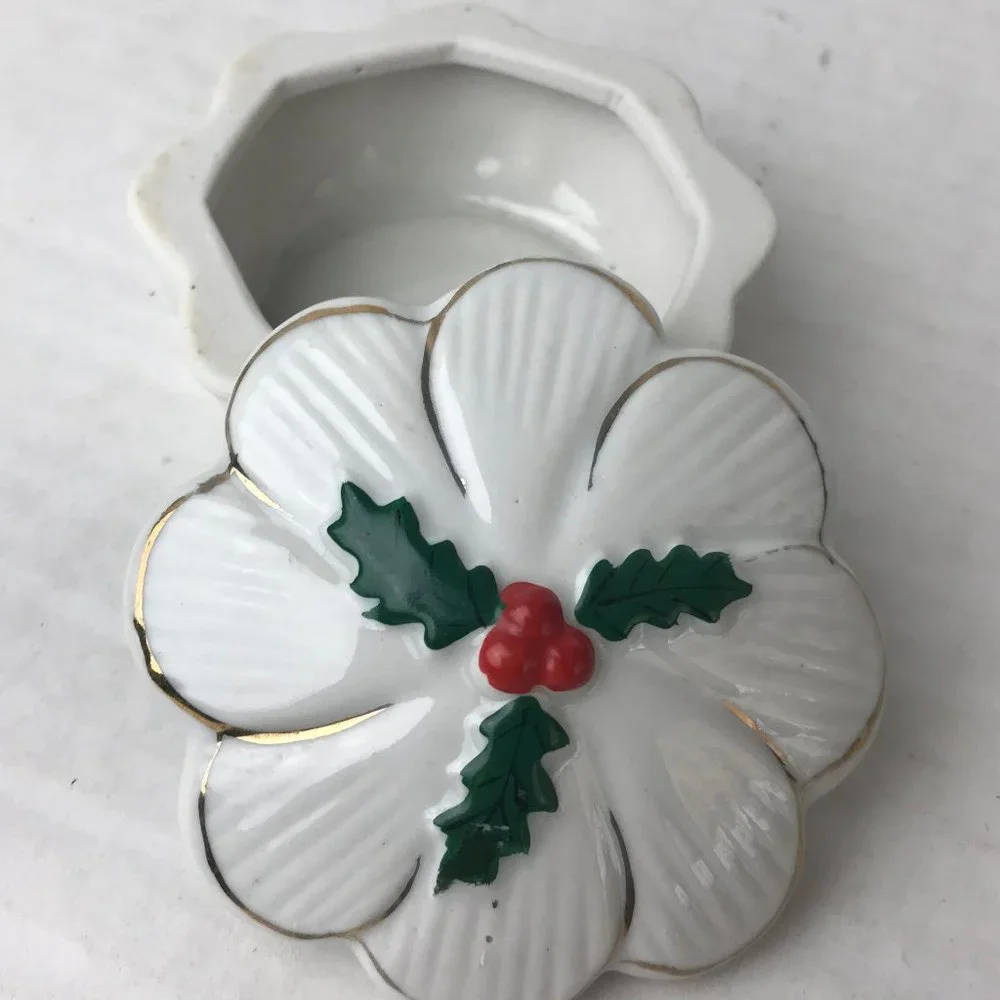 NIB - VINTAGE PORCELAIN KEEPSAKE Detailed Embossed Trinket Box with Gold Trim